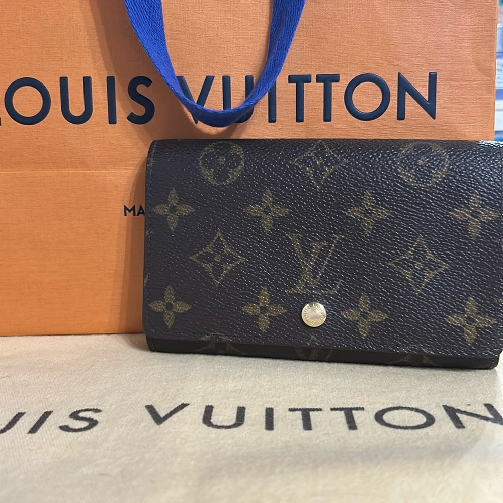 100% Authentic vintage Louis Vuitton Monogram Tressor wallet.